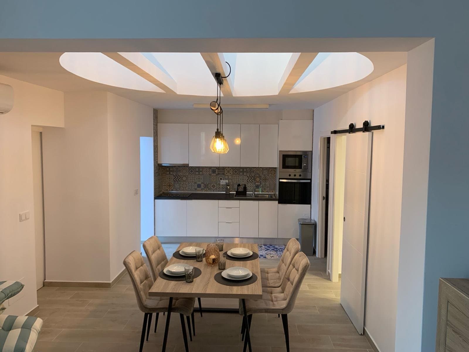 Coin repas et cuisine sous le nouveau plafond
