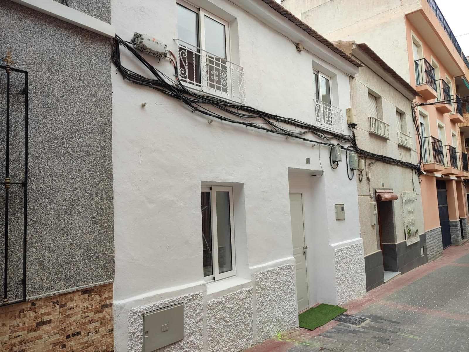 Das Haus von der Straße nach der Renovierung, frisch weiß gestrichen