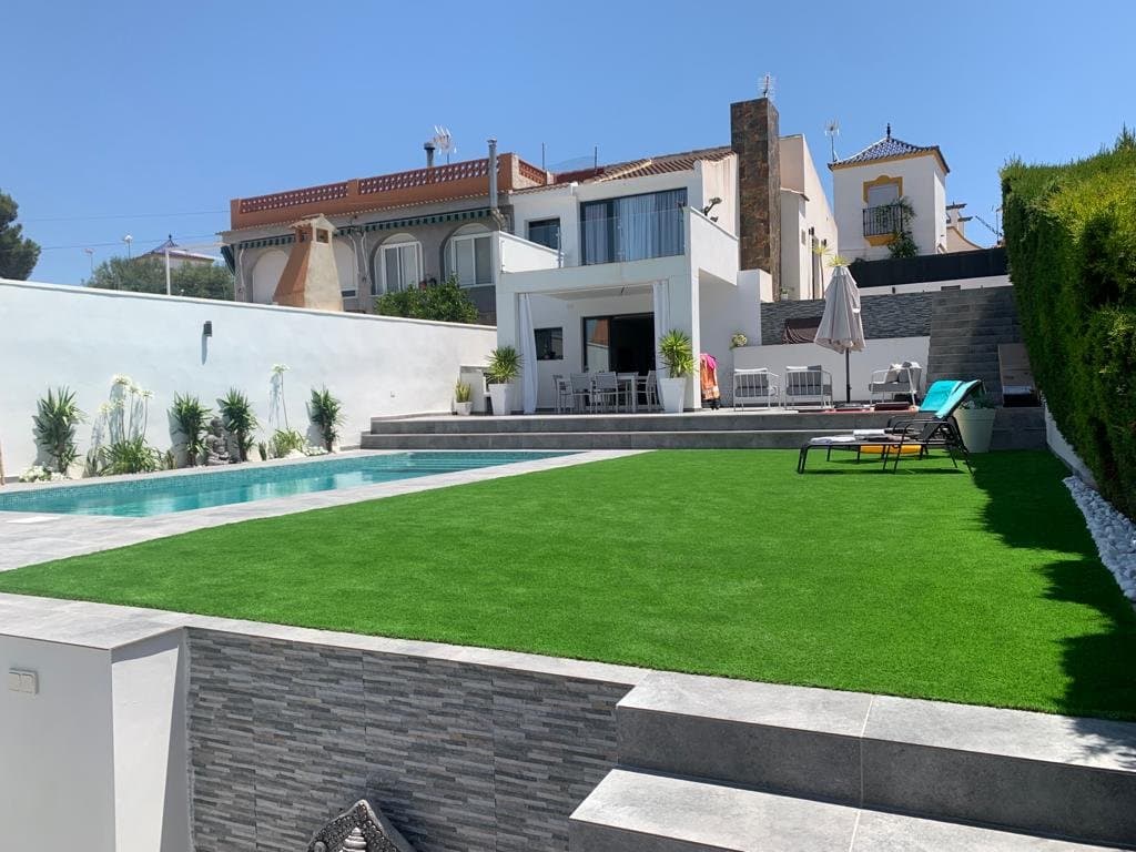 Der neue Pool und der Rasen vor der Villa