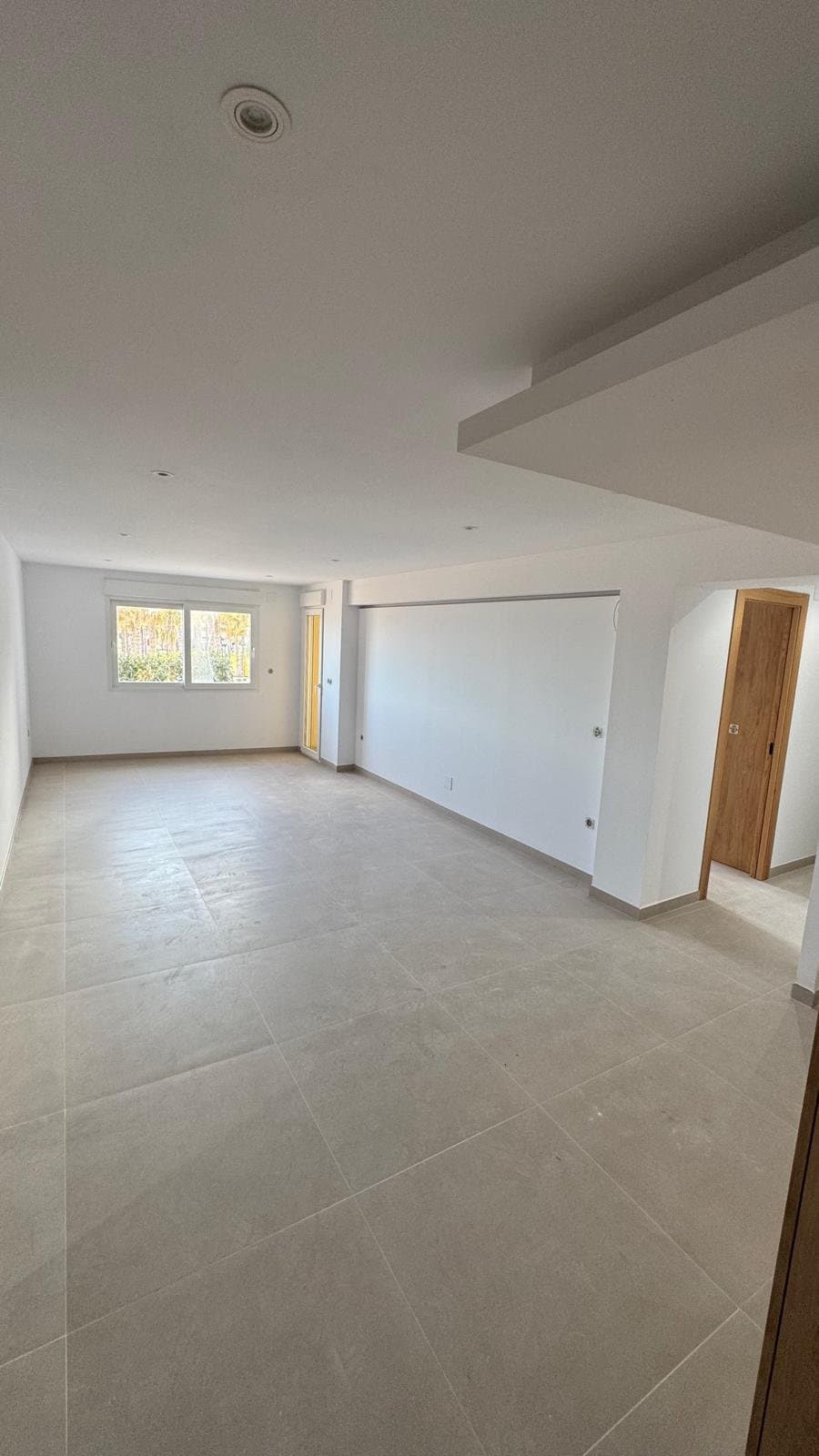 A sala terminada, com uma janela nova