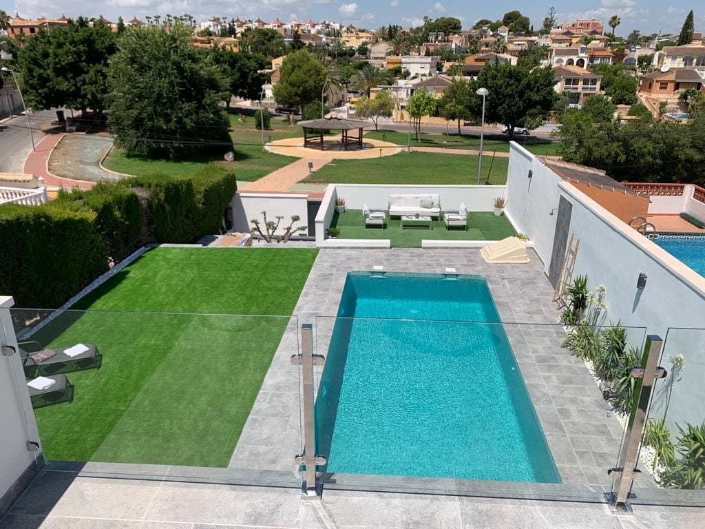 Der Pool von der oberen Terrasse aus