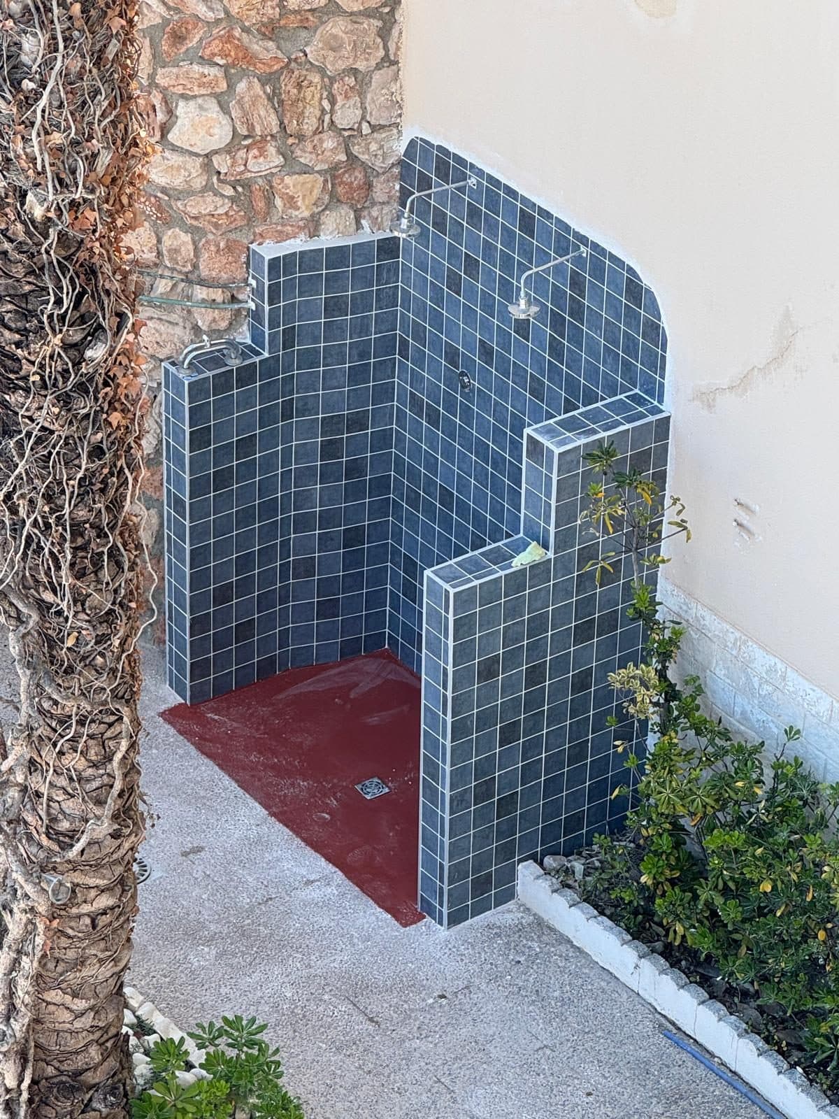 Die Außendusche, neu mit blauem Mosaik gefliest