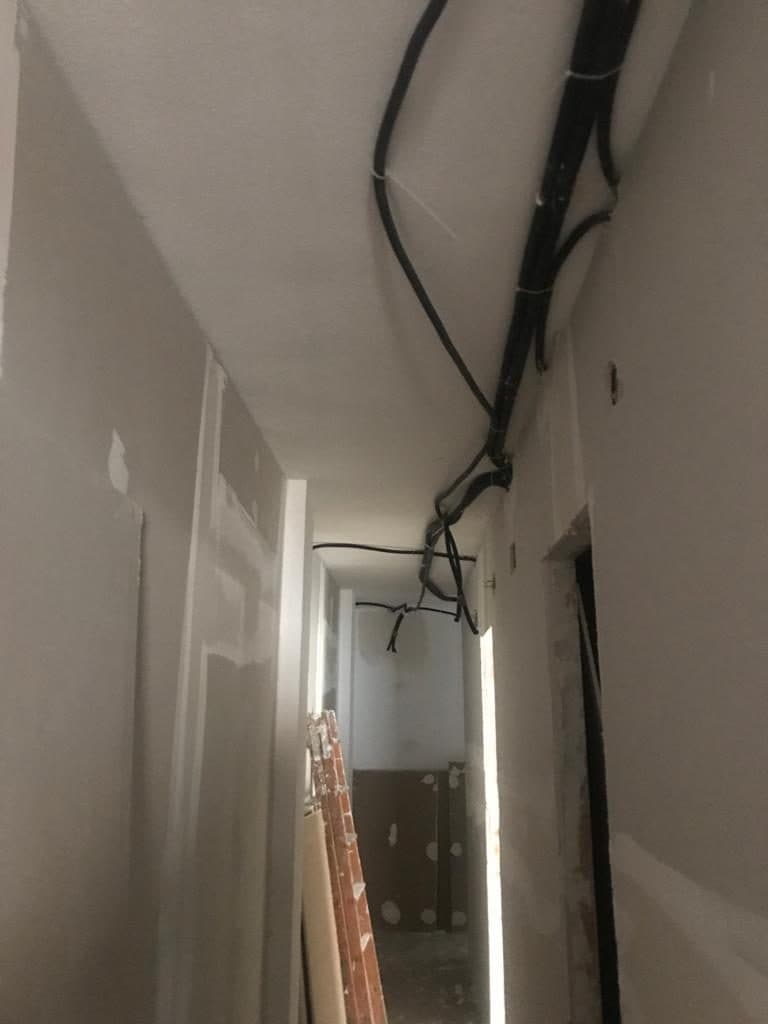 Flur mit neuen Leitungen entlang der Decke