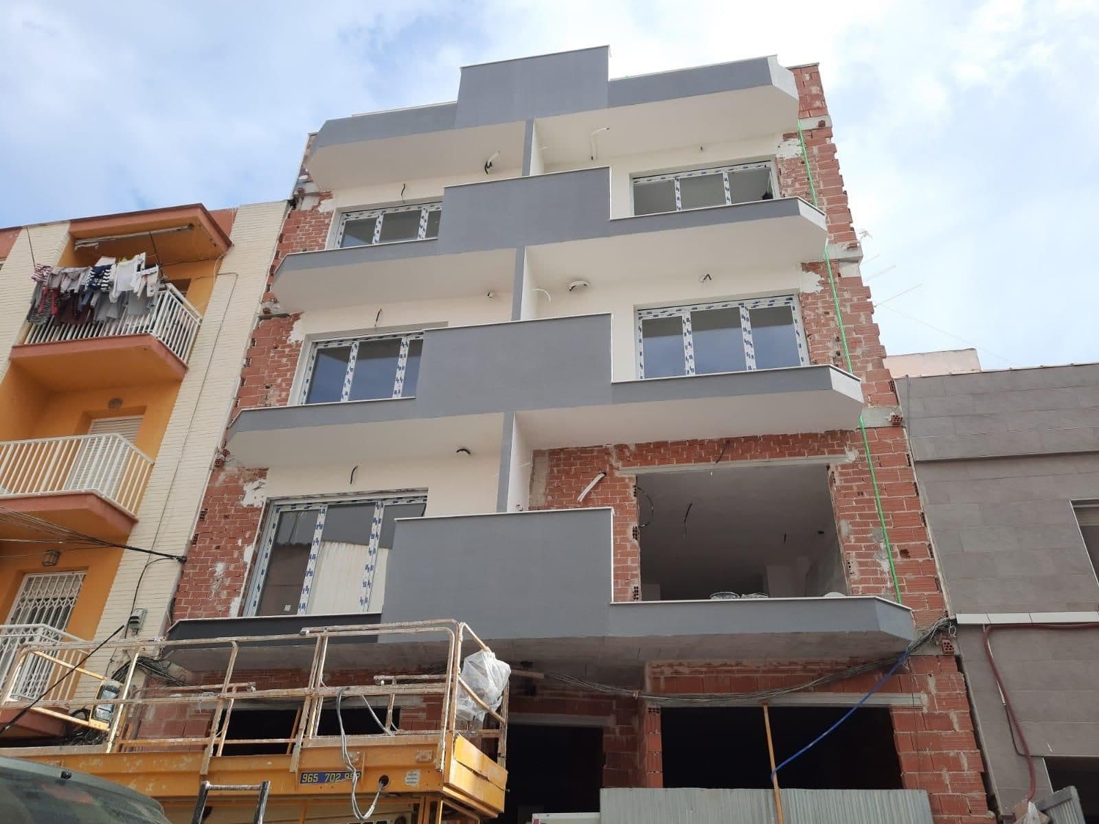 Das Gebäude mit fast fertig verputzter Fassade