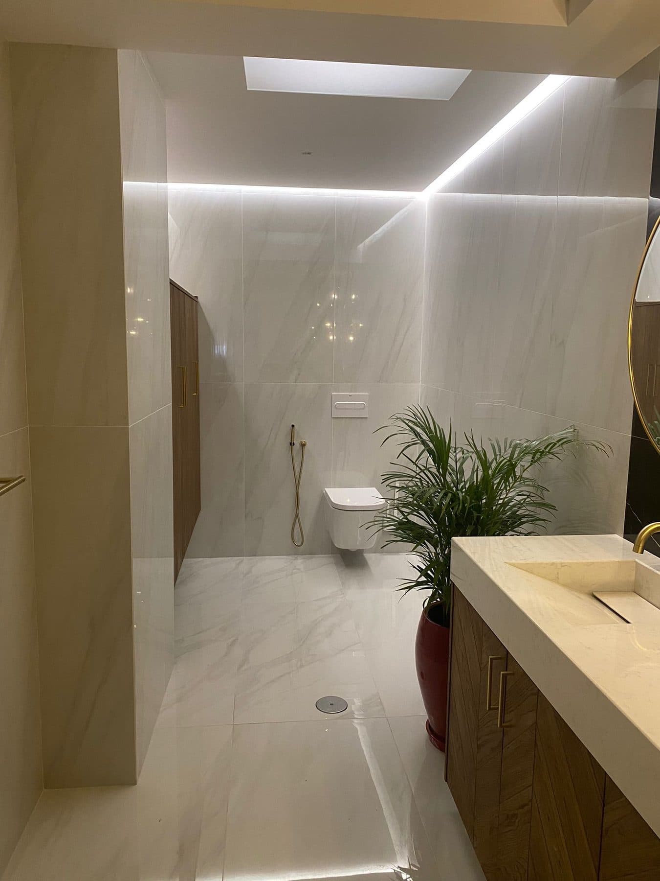 Das fertige Bad mit Hänge-WC und Licht entlang der Decke