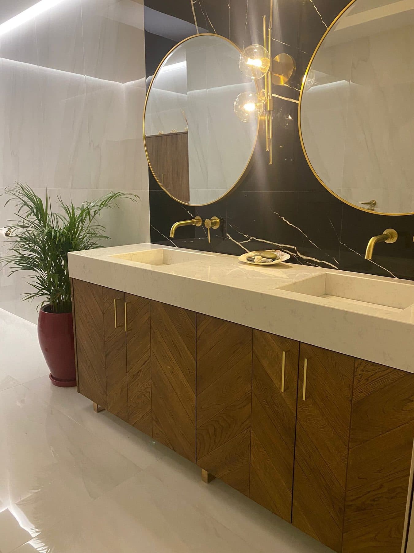 Double vanity with round mirrors and brass taps