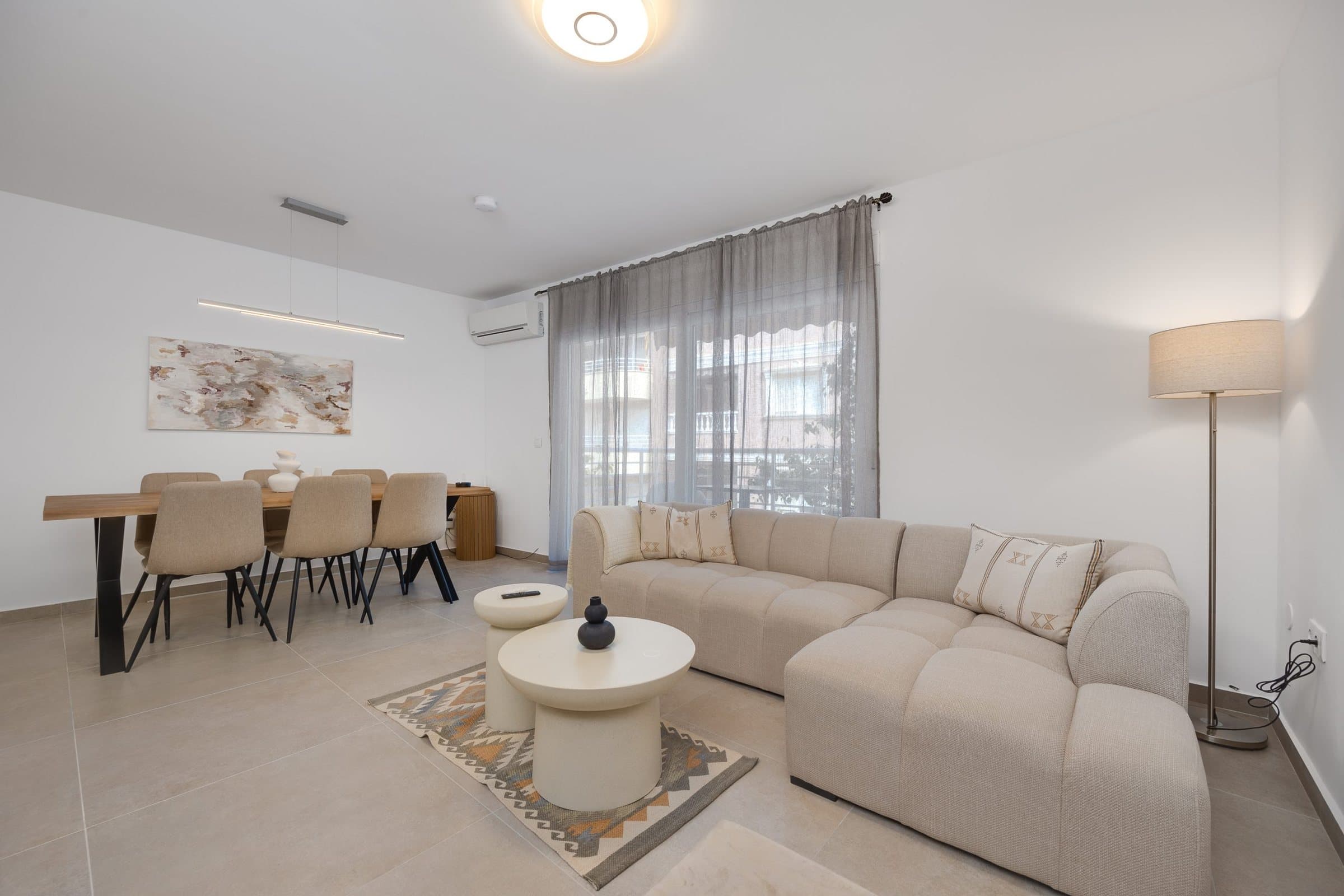 El salón de Brisa del Mar, un apartamento vacacional reformado a 50 metros de la Playa del Cura